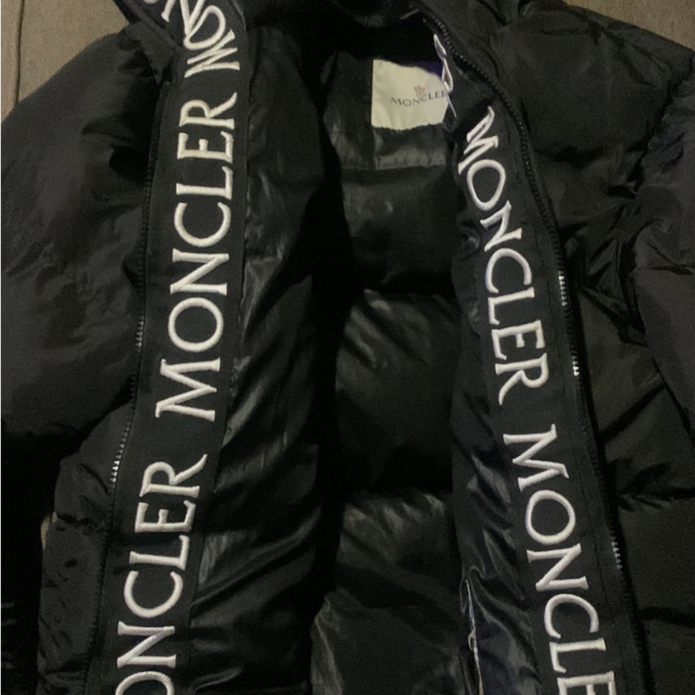 Men’s fashion Moncler 2021 design originally 2k best offer serious inquiries